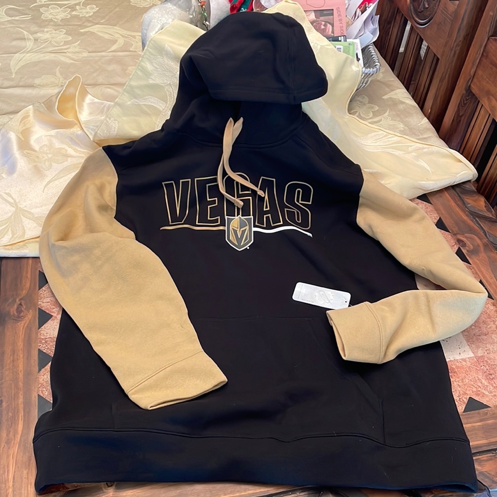 Men’s XL Vegas Golden Knights sweatshirt. Brand new! Perfect condition.